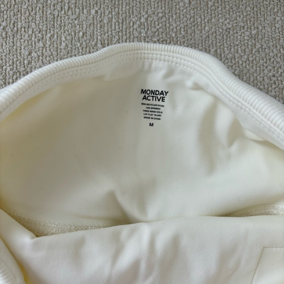 MONDAY ACTIVE IVORY SHORTS AND TOP SIZE M - Picture 5 of 8